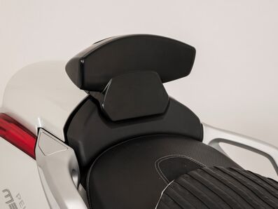 OPĚRKA SPOLUJEZDCE ČERNÁ METROPOLIS