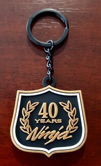 Přívěsek na klíče s logem 40 let Ninja - černá