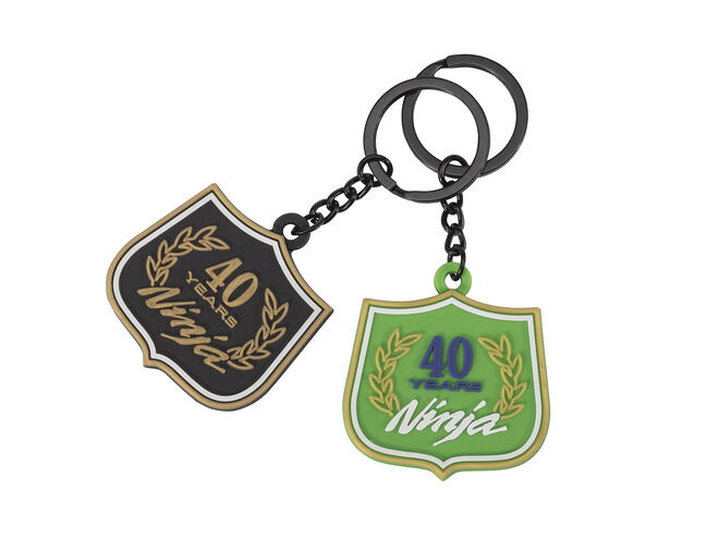 Přívěsek na klíče s logem 40 let Ninja - černá Přívěsek na klíče s logem 40 let Ninja - černá