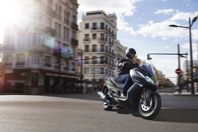 Skútr Kawasaki J125 černá SE ABS / 2020