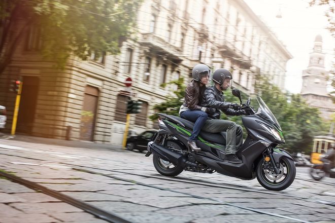 Skútr Kawasaki J300 černá SE / 2019
