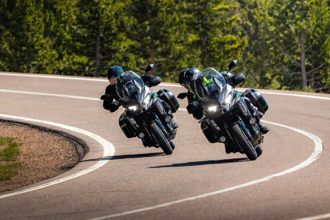 Motocykl Kawasaki Versys 1100 SE bílý / 2025 - NA CESTĚ