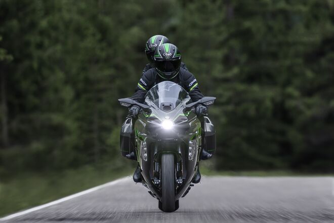 Motocykl Kawasaki Ninja H2 SX SE - šedá / 2027