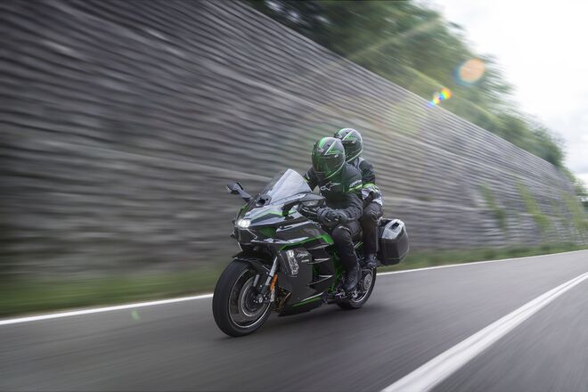 Motocykl Kawasaki Ninja H2 SX SE - šedá / 2027