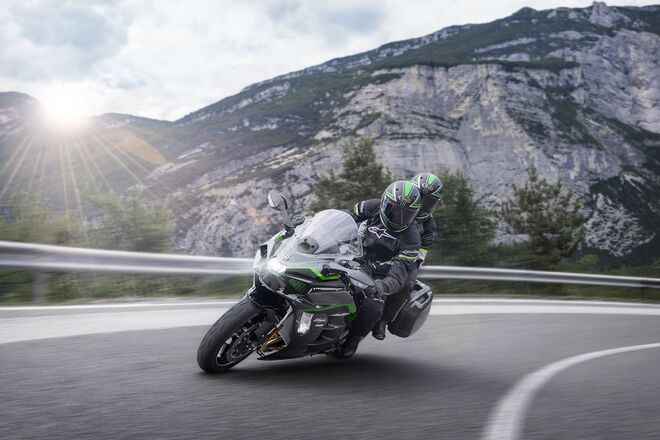 Motocykl Kawasaki Ninja H2 SX SE - šedá / 2027