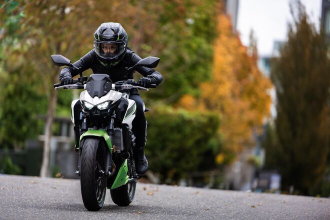 Motocykl Kawasaki Z500 SE bílá / 2027