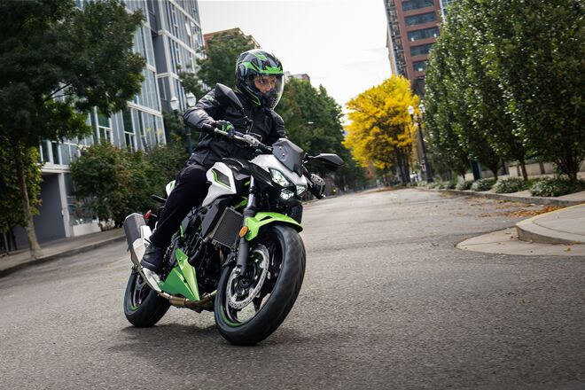 Motocykl Kawasaki Z500 SE bílá / 2027