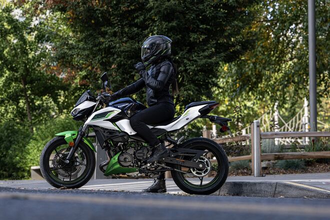 Motocykl Kawasaki Z500 SE bílá / 2027