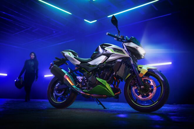 Motocykl Kawasaki Z500 SE bílá / 2027