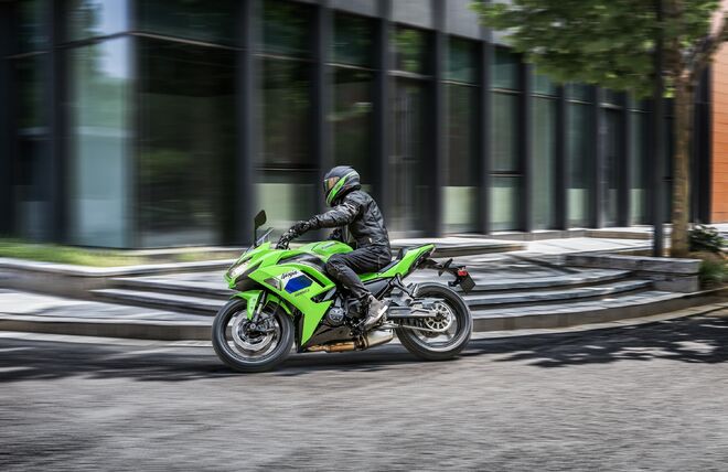 Motocykl Kawasaki Ninja 650 KRT zelená / 2027