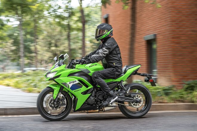 Motocykl Kawasaki Ninja 650 KRT zelená / 2027
