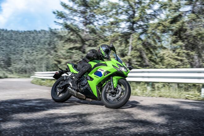 Motocykl Kawasaki Ninja 650 KRT zelená / 2027