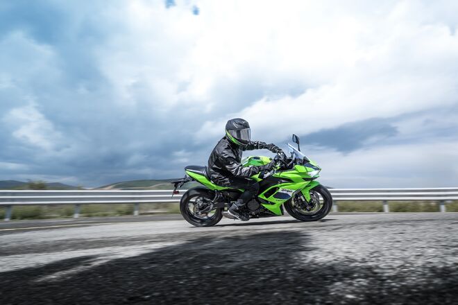 Motocykl Kawasaki Ninja 650 KRT zelená / 2027