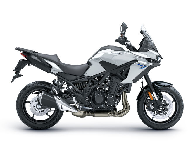 Motocykl Kawasaki Versys 900 70kW bílý / 2027