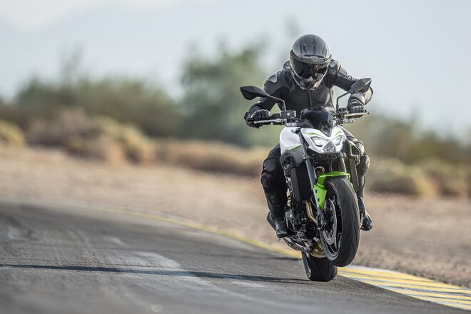 Motocykl Kawasaki Z900 bílá / 2027