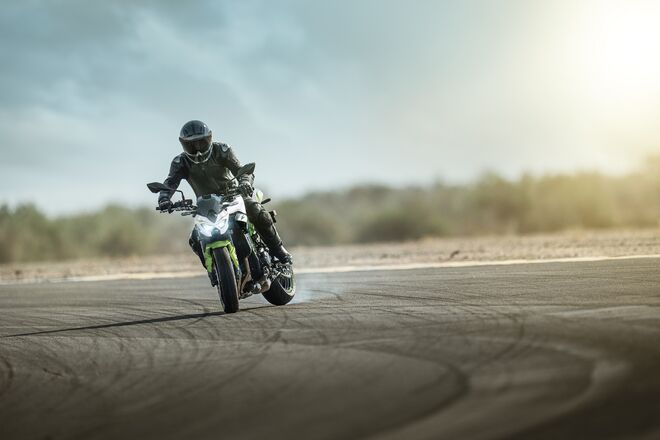 Motocykl Kawasaki Z900 bílá / 2027