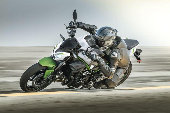 Motocykl Kawasaki Z900 bílá / 2027