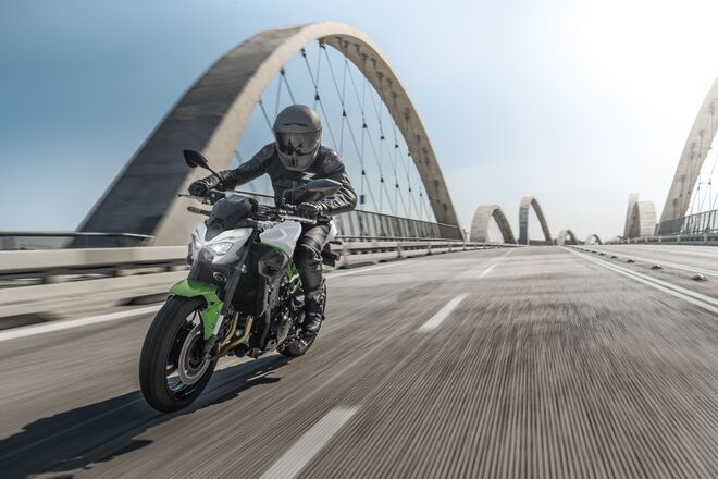 Motocykl Kawasaki Z900 bílá / 2027