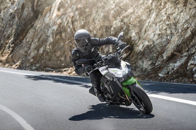 Motocykl Kawasaki Z900 bílá / 2027