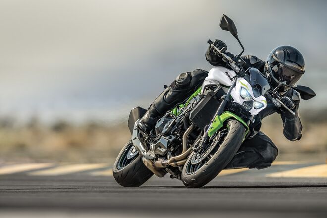 Motocykl Kawasaki Z900 bílá / 2027