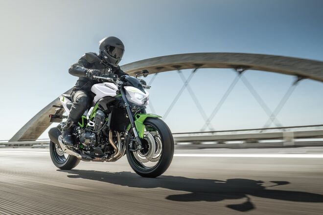 Motocykl Kawasaki Z900 bílá / 2027