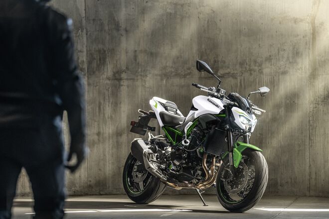Motocykl Kawasaki Z900 bílá / 2027