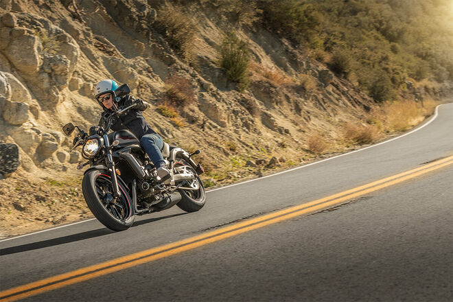 Motocykl Kawasaki Vulcan S šedý - červený / 2025