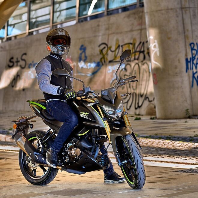Motocykl QJMOTOR SRK 125 S - černá Motocykl QJMOTOR SRK 125 S - černá