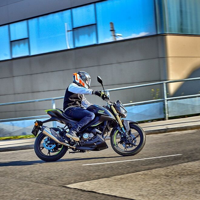 Motocykl QJMOTOR SRK 125 S - černá Motocykl QJMOTOR SRK 125 S - černá
