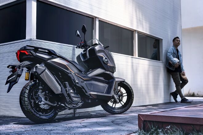 Skútr QJMOTOR ATR 125 - šedý