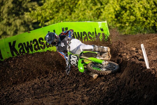 Motocykl Kawasaki KX250 zelená / 2025 Motocykl Kawasaki KX250 zelená / 2025