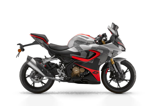 Motocykl QJMOTOR SRK 125 R - šedá