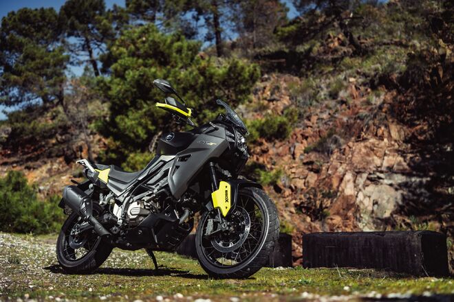 Motocykl QJMOTOR SVT 650X - černo - žlutá reflexní