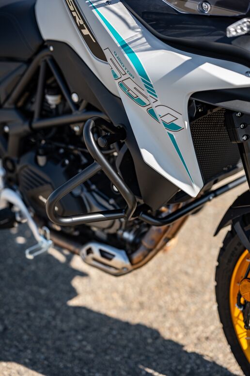 Motocykl QJMOTOR SRT 550X - bílá