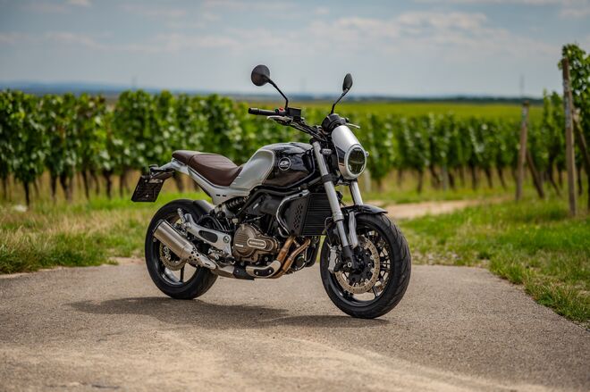 Motocykl QJMOTOR SRV 550 - černá