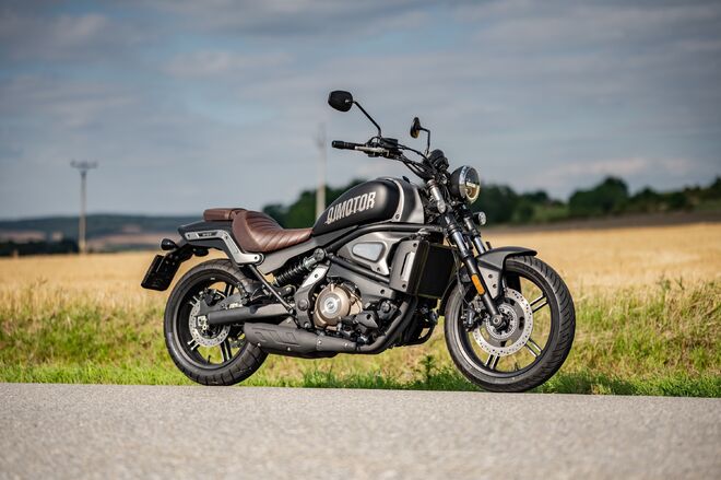 Motocykl QJMOTOR SRV 550 ST - černá Motocykl QJMOTOR SRV 550 ST - černá