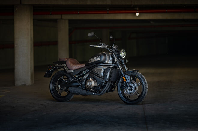 Motocykl QJMOTOR SRV 550 ST - černá
