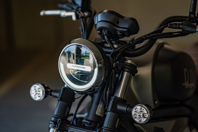 Motocykl QJMOTOR SRV 550 ST - černá Motocykl QJMOTOR SRV 550 ST - černá