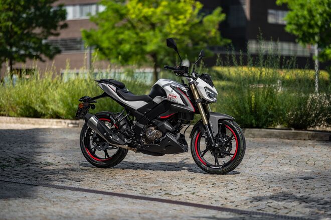 Motocykl QJMOTOR SRK 125 S - bílá Motocykl QJMOTOR SRK 125 S - bílá