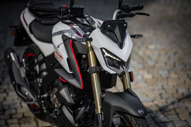 Motocykl QJMOTOR SRK 125 S - bílá Motocykl QJMOTOR SRK 125 S - bílá