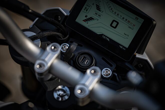 Motocykl QJMOTOR SRK 125 S - bílá Motocykl QJMOTOR SRK 125 S - bílá