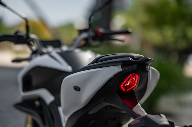 Motocykl QJMOTOR SRK 125 S - bílá Motocykl QJMOTOR SRK 125 S - bílá