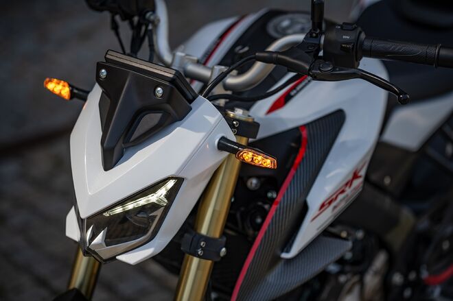 Motocykl QJMOTOR SRK 125 S - bílá Motocykl QJMOTOR SRK 125 S - bílá