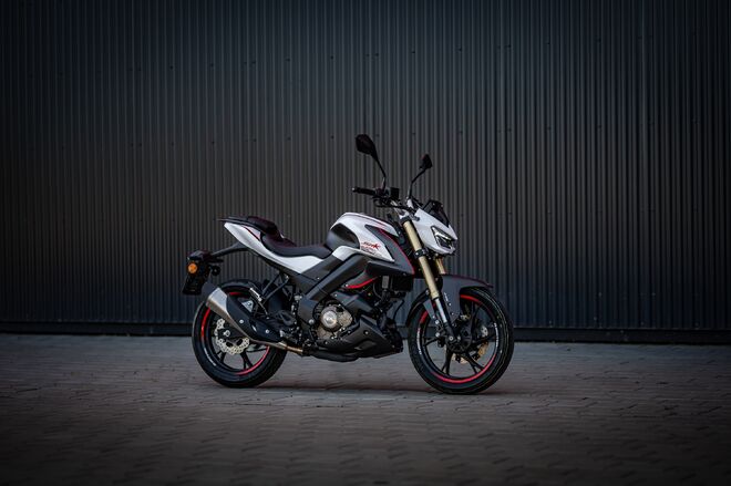 Motocykl QJMOTOR SRK 125 S - bílá Motocykl QJMOTOR SRK 125 S - bílá