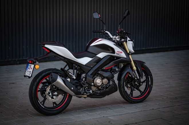 Motocykl QJMOTOR SRK 125 S - bílá Motocykl QJMOTOR SRK 125 S - bílá