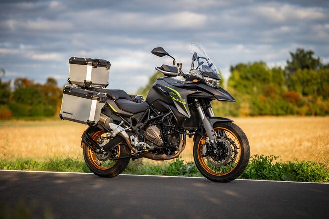 Motocykl QJMOTOR SRT 700X - tmavě šedá