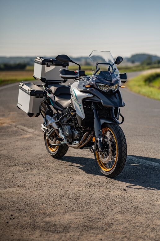 Motocykl QJMOTOR SRT 550X - bílá