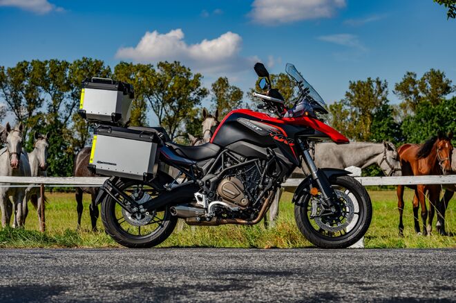 Motocykl QJMOTOR SRT 700 - červená Motocykl QJMOTOR SRT 700 - červená