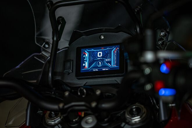 Motocykl QJMOTOR SRT 700 - červená Motocykl QJMOTOR SRT 700 - červená