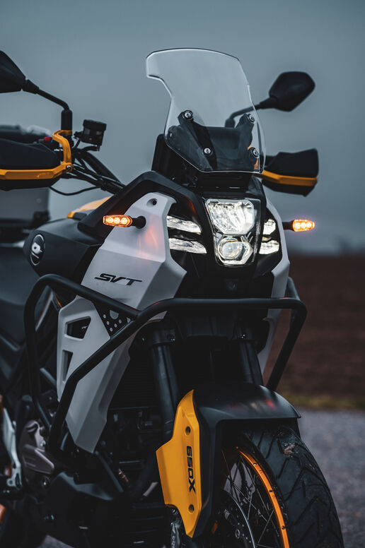 Motocykl QJMOTOR SVT 650X - bílo - žlutá